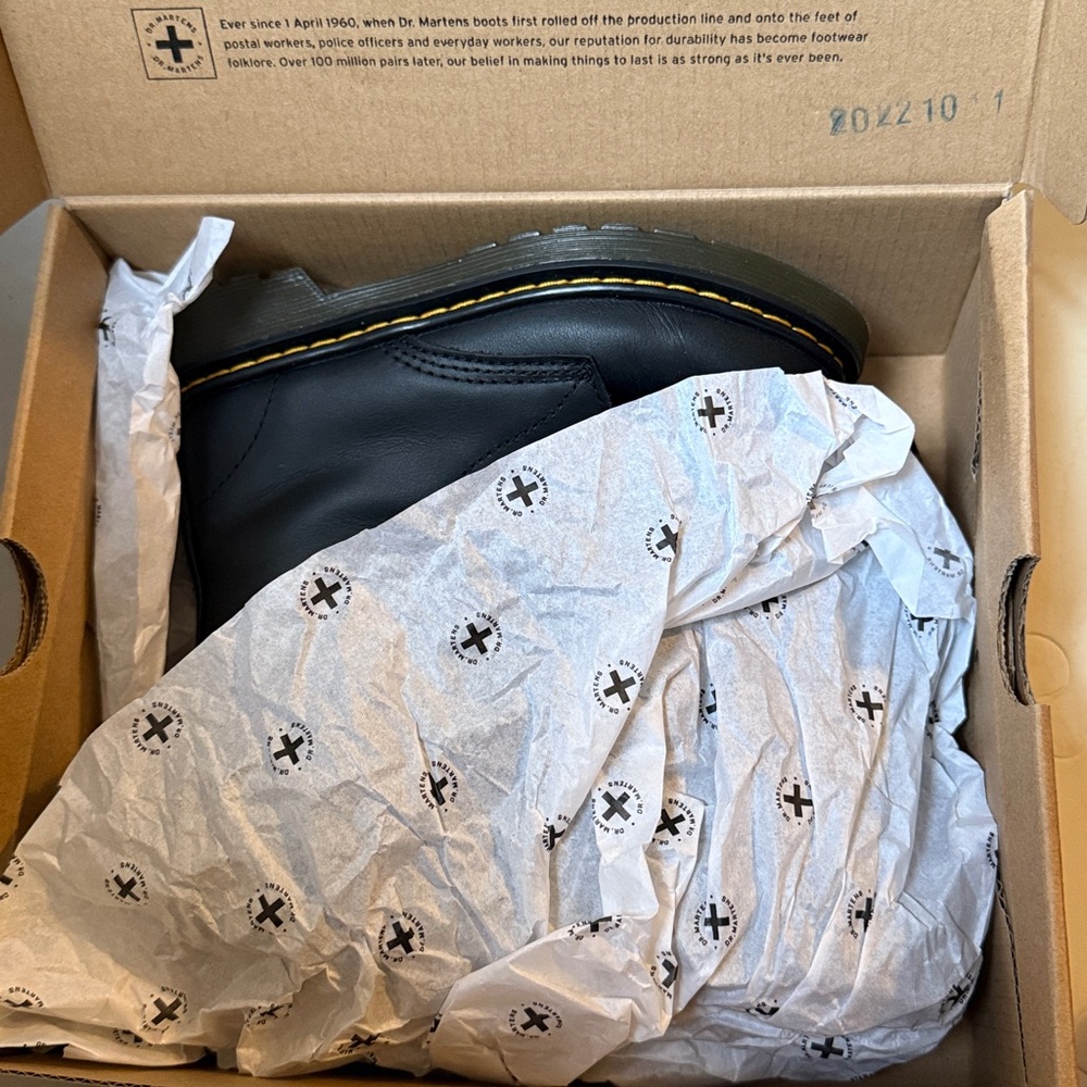Girls Dr. Martens Black 1460 J Boots US sz 13 - Picture 8 of 8